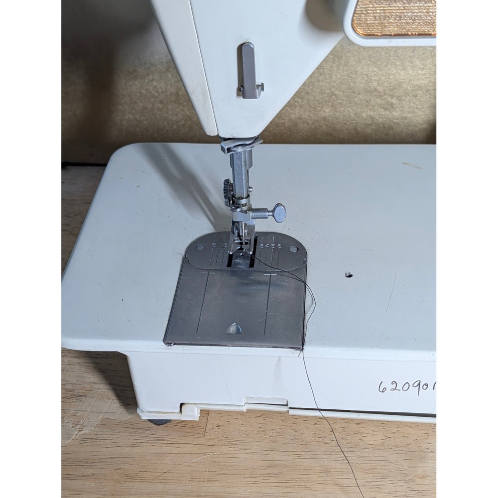 Vintage Singer Touch & Sew Deluxe Zig-Model 750 Sewing Machine no cord untested - Picture 5 of 11